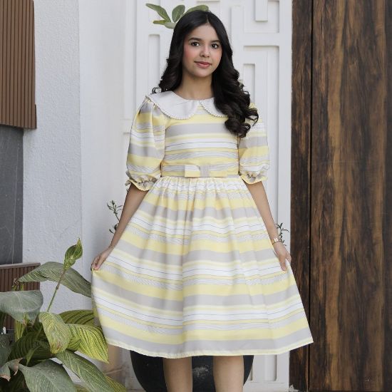 صورة فستان بناتي مخطط أصفر ورمادي بياقة لؤلؤ | إطلالة كلاسيكية - 1149